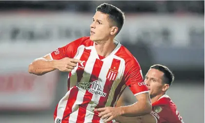  ?? AFP ?? A salvo. Carrillo celebra su gol, tras un zurdazo débil y cruzado. Fue el del empate. Luego anotaría Cetré.