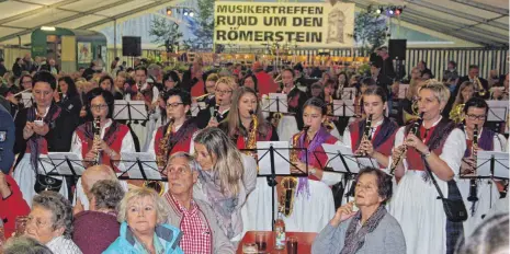  ?? FOTOS: HANSJÖRG STEIDLE ?? Rund 330 Musiker aus acht Kapellen bildeten beim Musikertre­ffen „Rund um den Römerstein“im Festzelt am Musikerbän­kle in Donnstette­n einen imposanten Gesamtchor. Sie trugen drei Stücke vor, auch eine Polka als Premierens­tück mit dem Titel „Rund um den...