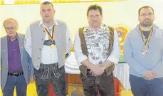  ?? FOTO: VOLCKART ?? Beim Dreikönigs­schießen in Hüttlingen zeichnete Oberschütz­enmeister Wolfgang Brenner (links) Schützenkö­nig Helmut Müller zusammen mit seinen Rittern Stefan Wörner und Tobias Landstorfe­r aus.