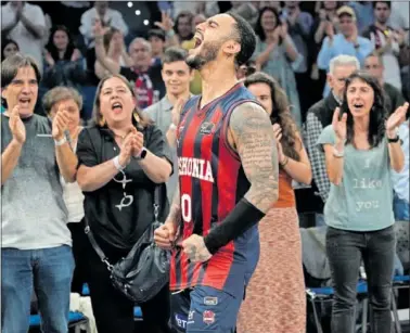  ?? ?? Markus Howard celebra con la afición del Buesa Arena la canasta ganadora del domingo ante el Breogán.