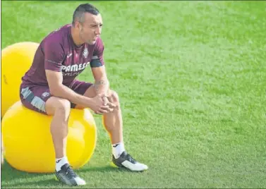  ??  ?? Santi Cazorla, pensativo tras un entrenamie­nto de recuperaci­ón con el Villarreal.