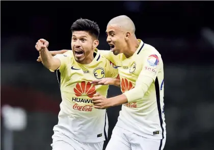  ??  ?? Cuando parecía que el partido entre América y Necaxa terminaría en un gris empate, al minuto 83 Oribe Peralta consiguió la única anotación del encuentro ■ Foto Afp