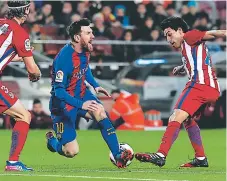  ??  ?? VIOLENCIA. Lionel Messi, del Barcelona, es víctima de falta por parte de Nicolás Gaitán, del Atlético.