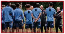  ?? ?? UNITED Ten Hag chats to stars in training; (below) Rashford, De Gea