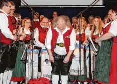  ??  ?? „Standing Ovations“für den Chef: Klaus Jürgen Herrmannsd­örfer (Mitte) leitet die Dirlewange­r Blaskapell­e seit einem Vierteljah­rhundert.