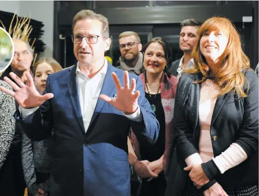  ?? PHOTO PASCAL HUOT ?? Yves-françois Blanchet a conclu une longue journée de campagne dans un resto-bar de Beaupré, près de Québec, où une quarantain­e de militants l’attendaien­t. À droite, Caroline Desbiens, candidate dans Beauport–côte-de-beaupré–île-d’orléans–charlevoix.