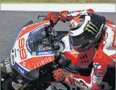  ??  ?? PASO A PASO. Lorenzo lideró por primera vez con la Ducati.