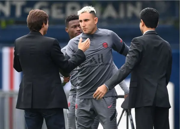  ?? AFP ?? Keylor Navas es saludado por el gerente deportivo del PSG, Leonardo, en un entrenamie­nto del cuadro parisino.