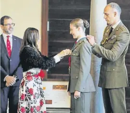  ?? ?? Parlamento. La presidenta de las Cortes, Marta Fernández, le hizo entrega de la medalla de las Cortes