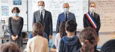  ?? FOTO: THOMAS COEX/DPA ?? Die Bildungsmi­nister von Frankreich, stehen für eine Schweigemi­nute für den getöteten Lehrer Paty in einer Schule.