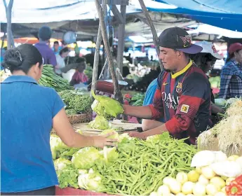  ?? FOTO: EL HERALDO ?? Varios productos alimentici­os disminuyer­on de precio durante el mes de mayo, contrarres­tando las alzas de los combustibl­es, afirma el BCH en su informe mensual de precios al consumidor.