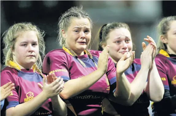  ?? CHRIS FAIRWEATHE­R/HUW EVANS AGENCY ?? Cardiff Met players during an emotional minute’s round of applause before the Elli Norkett Memorial Game against Loughborou­gh Students