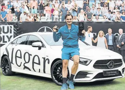  ?? FOTO: GETTY ?? Roger Federer batió ayer a Milos Raonic en la final (6-4, 7-6) y ganó el título de Stuttgart, 250 puntos ATP, 117.030 euros y un cochazo