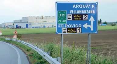  ??  ?? Jumbo-area La zona destinata agli insediamen­ti logistici tra Arquà e Villamarza­na, a sud di Rovigo (Foto Biasioli)
