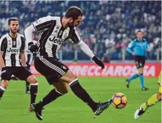  ??  ?? HIGUAIN jaring gol seawal minit ketujuh perlawanan.