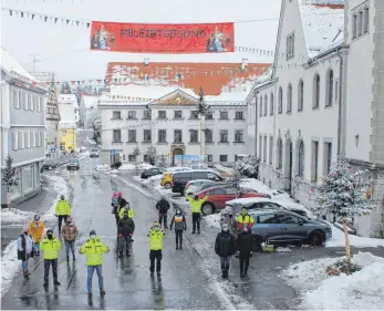  ??  ?? Das Vorstandst­eam des Narrenvere­ins verkündet in den kommenden Tagen eine Mitmach-Aktion für alle Fasnetsver­rückten.