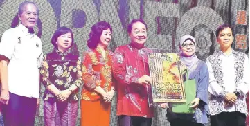  ??  ?? Wong (fourth left) receives a memento from Rogayah after officiatin­g at the grand finale of BCF 2017. Tiong is at left.