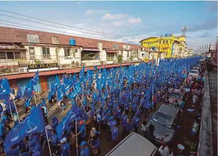  ?? BERNAMA PIC ?? Barisan Nasional supporters cheering as they march to the nomination centre in Semporna yesterday.