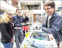  ??  ?? Maik Jähne (38, r.) erklärt Sabine Tippmann (31), Ronny Rohde (36) und Maria Haasler (24) in der Stadtbibli­othek, wie ein 3-D-Drucker funktionie­rt.