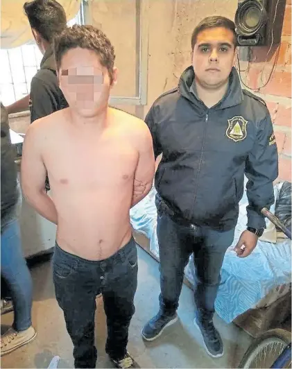  ??  ?? Acusado. El detenido tiene 20 años y es oriundo de Misiones. Lo arrestaron en una casa de La Plata.