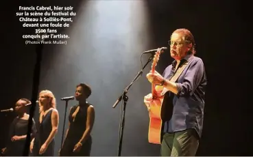  ?? (Photos Frank Muller) ?? Francis Cabrel, hier soir sur la scène du festival du Château à Solliès-Pont, devant une foule de  fans conquis par l’artiste.