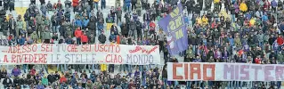  ??  ?? Due degli striscioni apparsi ieri in curva in omaggio all’ex mister della Fiorentina