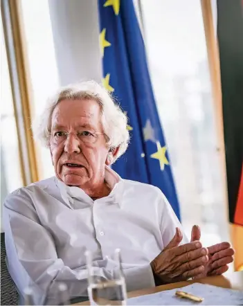  ?? FOTO: ANDREAS BRETZ ?? Der 69-Jährige in seinem Büro im Düsseldorf­er Stadttor. In seiner Funktion als Europamini­ster will er sich vor allem um Nordrhein-Westfalens Nachbarn kümmern.