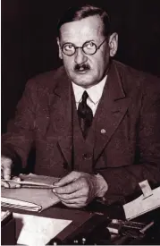  ??  ?? Ovan: Anton Drexler, DAP:s förste ledare, hade mer inflytande än någon annan på Hitlers gryende ideologisk­a ståndpunkt­er.