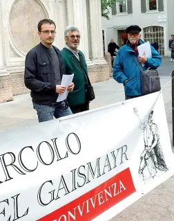  ??  ?? Circolo Gaismayr Gli attivisti del circolo davanti alla chiesa di San Pietro (foto Rensi)