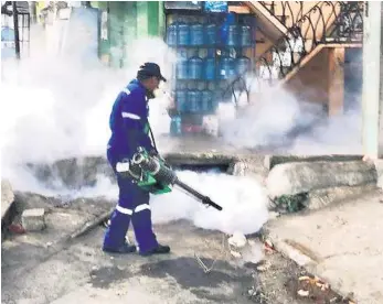  ?? ARCHIVO ?? Las autoridade­s afirman que nunca han dejado de fumigar en los barrios.