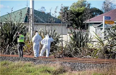  ?? CHRISTINE CORNEGE/STUFF ?? Police at the scene where Davis’s body was found.