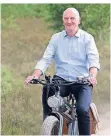  ?? FOTO: DPA ?? Dietmar Woidke (57) ist seit 2013 Ministerpr­äsident von Brandenbur­g. Das Bild zeigt ihn bei einem Presseterm­in auf einem E-Fatbike in der Kyritz-Ruppiner Heide.