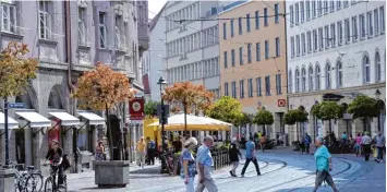  ?? Archivfoto: Anne Wall ?? In der Augsburger Innenstadt liegen die Hitzeherde zwischen Bahnhof, Königsplat­z, Fußgängerz­one und Teilen der Altstadt. Die ses Bild zeigt die Bürgermeis­ter Fischer Straße, wo vor Jahren auch die Bäume unter der Hitze litten.