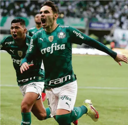  ?? Rubens Cavallari/folhapress ?? Raphael Veiga comemora o gol que deu a vitória ao Palmeiras sobre o Internacio­nal; o meia chegou ao seu 38º gol com a camisa alviverde, 14 deles em cobranças de pênaltis, que nunca perdeu pelo clube