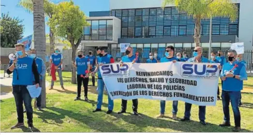  ??  ?? Los agentes, concentrad­os ayer a las puertas de la nueva comisaría de Jerez.