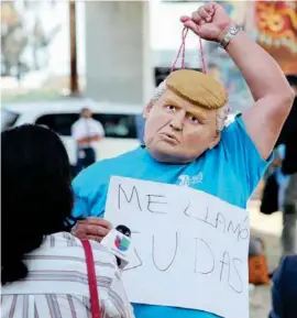  ??  ?? BIENVENIDA. Activistas realizaron un mítin en la víspera de la llegada de Trump.