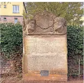  ??  ?? Das Denkmal wurde 1938 von Nazis gestürzt und wuchtige Hammerschl­äge fügten den beiden Köpfen einigen Schaden zu. 1986 restaurier­te die Stadt den Gedenkstei­n.