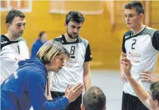  ?? FOTO: ROLF SCHULTES ?? Alle Anweisunge­n und Wechsel von Trainerin Evi Müllerschö­n halfen nichts: Die Volleyball­er der TG Bad Waldsee verloren das Spiel in der Regionalli­ga in Freiburg.