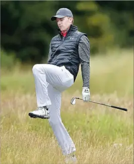  ?? Stuart Franklin Getty Images By Sam Farmer ?? MAKING HIS WAY through the thick stuff on the fifth hole at Royal Birkdale, Jordan Spieth didn’t have a rough first day. He had five birdies and no bogeys in his first round since winning the Travelers Championsh­ip last month.