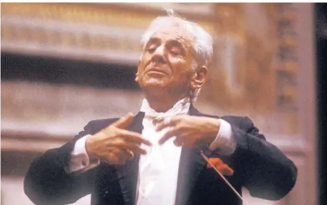  ?? FOTO: IMAGO ?? Der Grandseign­eur, der ein Raubtier war: Leonard Bernstein (geboren am 25. August 1918) bei einem Auftritt im Vatikan im Jahr 1983.