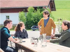  ?? Foto: ARD Degeto/arvid Uhlig ?? Marie (Catherine Bode, 2. v. re.) spricht mit Georg (Thomas Unger, re.), Mila (Nadja Sabersky) und Florian (Matthi Faust) über die Zukunft der Alpe.