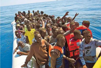  ??  ?? Hochbetrie­b auf der Mittelmeer­route: Italien wird dieses Ansturms nicht mehr Herr