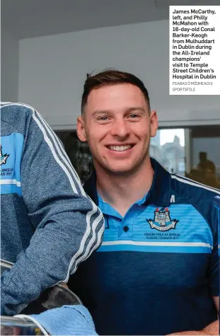  ?? PIARAS Ó MÍDHEACH/ SPORTSFILE ?? James McCarthy, left, and Philly McMahon with 16-day-old Conal Barker-Keogh from Mulhuddart in Dublin during the All-Ireland champions’ visit to Temple Street Children’s Hospital in Dublin