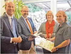  ??  ?? Oliver Eger (rechts) zeigte dem Besuch aus dem Landratsam­t einige seiner Werke. (Von links:) Landrat Martin Sailer, Armin Falkenhein und Claudia Ried vom Fachbe reich Kreisheima­tpflege.