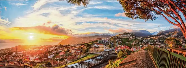  ?? Foto: papics, Fotolia.com ?? Von den Berggipfel­n, die sich über die madeirisch­e Hauptstadt Funchal erheben, hat man einen herrlichen Ausblick über die Altstadt und die Hafenanlag­e.