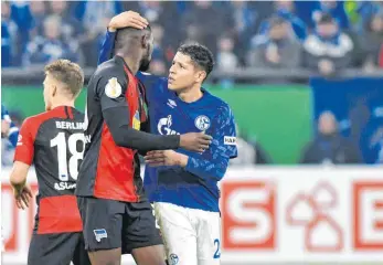  ?? FOTO: NORDPHOTO/IMAGO IMAGES ?? Schalkes Amine Harit (re.) versucht, Herthas Jordan Torunarigh­a nach seinem Platzverwe­is zu trösten. Der Berliner war zuvor schon von Zuschauern rassistisc­h beleidigt worden.