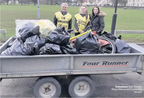  ??  ?? Volunteers Bob Stewart, Elyssa Watson and Samantha Stewart