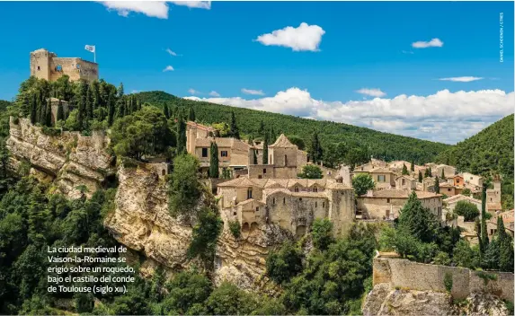  ??  ?? La ciudad medieval de Vaison-la-Romaine se erigió sobre un roquedo, bajo el castillo del conde de Toulouse (siglo xii).