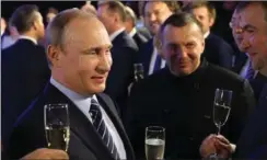  ?? FOTO: MIKHAIL SVETLOV/GETTY IMAGES ?? Præsident Vladimir Putin holder hof for blandt andre Vladimir Solovyov ( to fra højre) i forbindels­e med vinter- OL i Sochi i 2016.