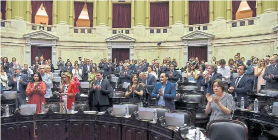  ?? Prensa hcdn ?? Los bloques aplaudiero­n de pie a Monzó en su último día como presidente de Diputados